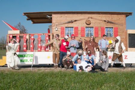 Fasnacht-Thalwil-KanonebutzerBolzer-Gruppe-vor-Wagen